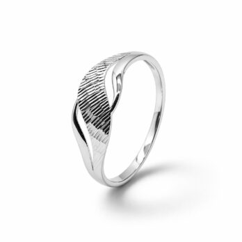 Stříbrný prsten – elegantní gravírování